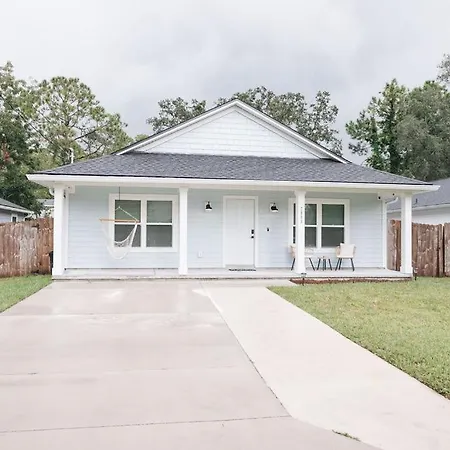 Charming And Peaceful 3 Bedroom Home Close To The Downtown And The Beaches